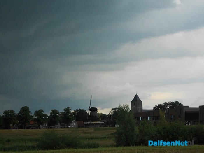 Even flink donker boven Dalfsen