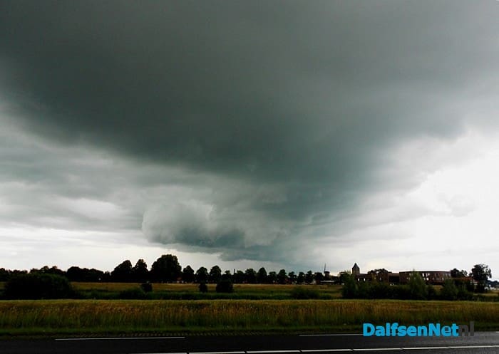 Even flink donker boven Dalfsen