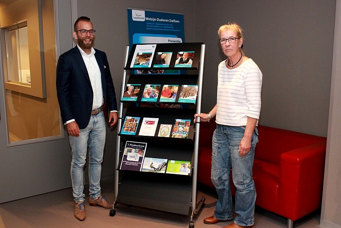 Wensstichting Vechtdal sponsort folderrek - Foto: Eigen geleverde foto