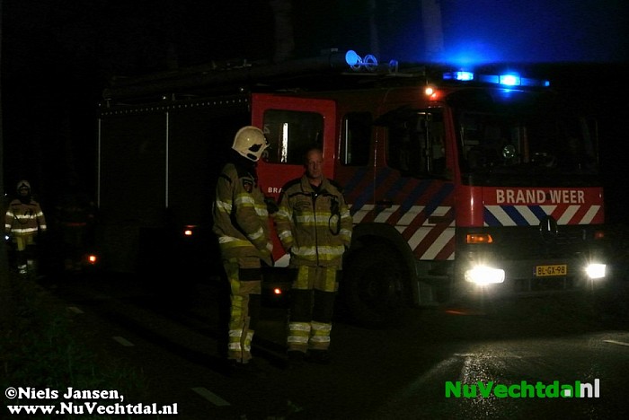 Auto brand geheel uit op Tolhuisweg - Foto: Niels Jansen