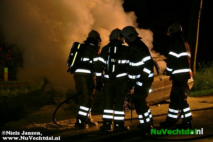 Auto brand geheel uit op Tolhuisweg - Foto: Niels Jansen