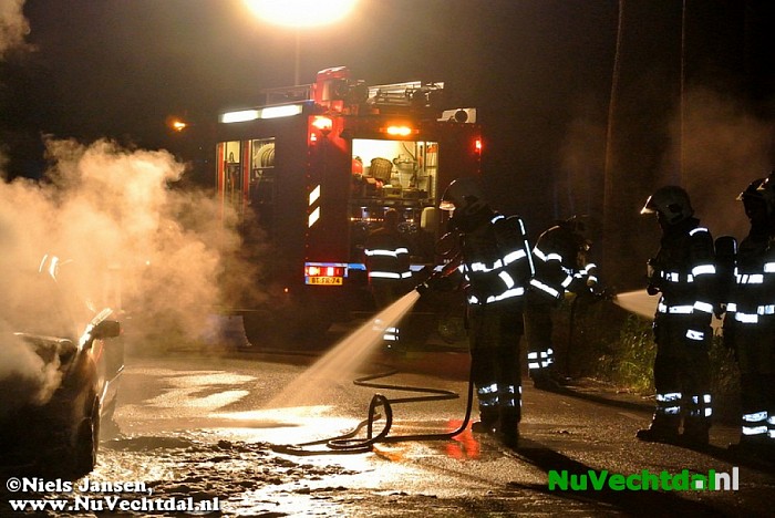 Auto brand geheel uit op Tolhuisweg - Foto: Niels Jansen