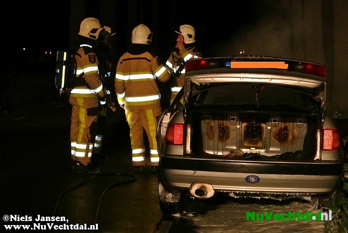 Auto brand geheel uit op Tolhuisweg - Foto: Niels Jansen