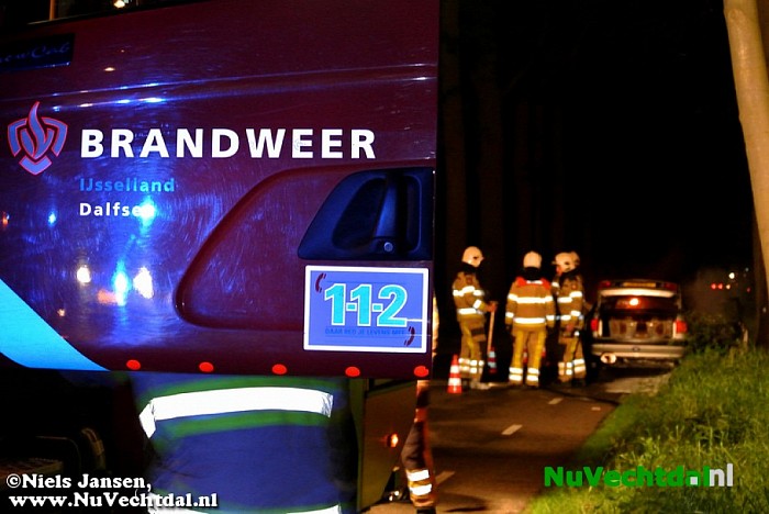 Auto brand geheel uit op Tolhuisweg - Foto: Niels Jansen