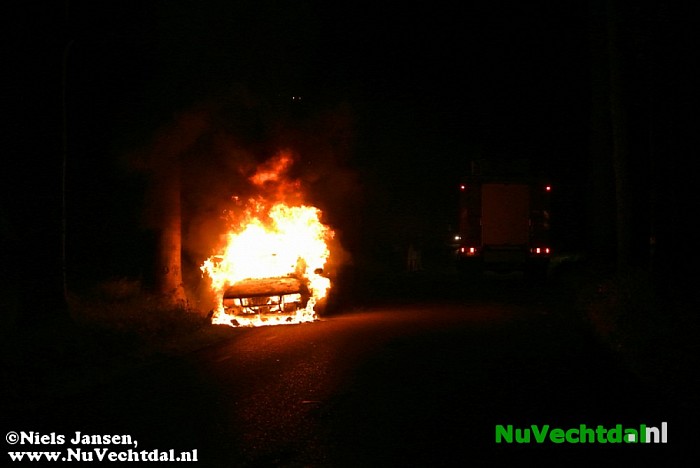Auto brand geheel uit op Tolhuisweg - Foto: Niels Jansen