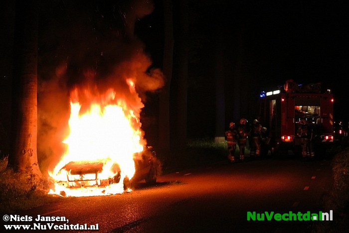 Auto brand geheel uit op Tolhuisweg - Foto: Niels Jansen