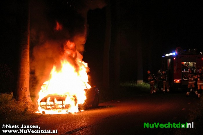 Auto brand geheel uit op Tolhuisweg - Foto: Niels Jansen