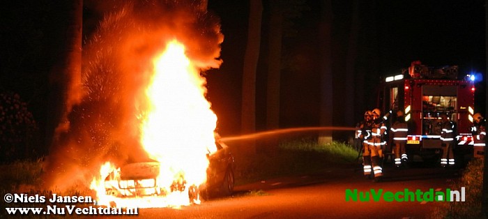 Auto brand geheel uit op Tolhuisweg - Foto: Niels Jansen