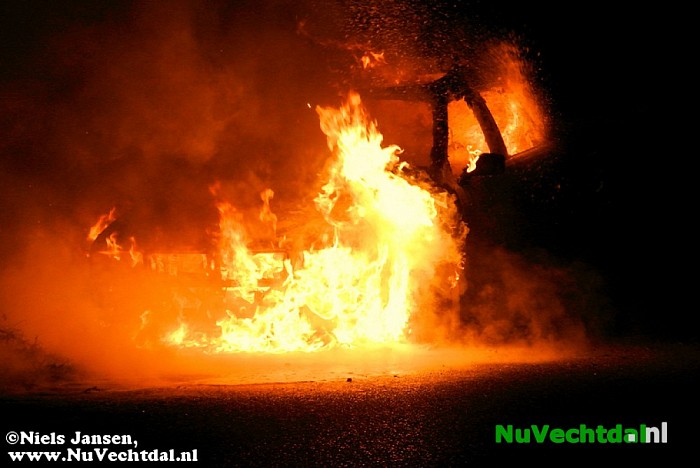 Auto brand geheel uit op Tolhuisweg - Foto: Niels Jansen