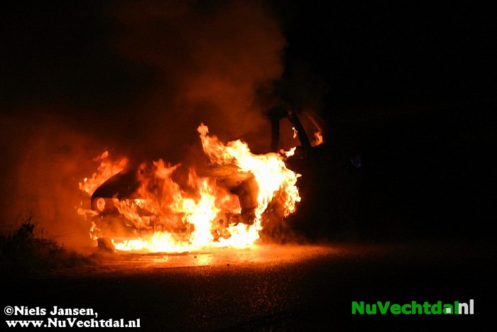 Auto brand geheel uit op Tolhuisweg - Foto: Niels Jansen