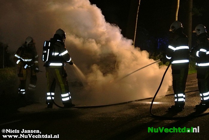 Auto brand geheel uit op Tolhuisweg - Foto: Niels Jansen