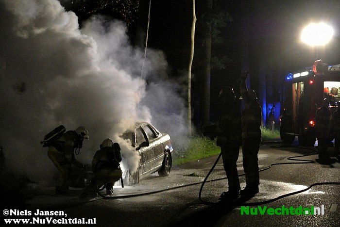 Auto brand geheel uit op Tolhuisweg - Foto: Niels Jansen