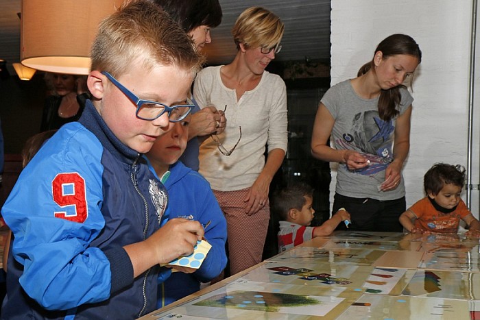 Ouders en kinderen kiezen speeltoestellen - Foto: Paul Scholten