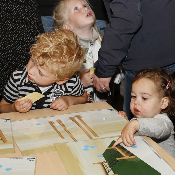 Ouders en kinderen kiezen speeltoestellen - Foto: Paul Scholten