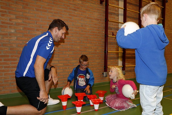 Ouders en kinderen kiezen speeltoestellen - Foto: Paul Scholten