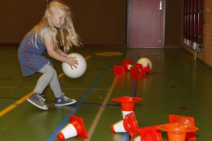 Ouders en kinderen kiezen speeltoestellen - Foto: Paul Scholten