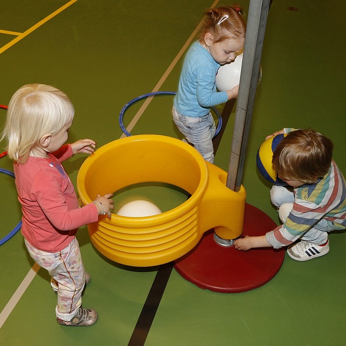 Ouders en kinderen kiezen speeltoestellen - Foto: Paul Scholten