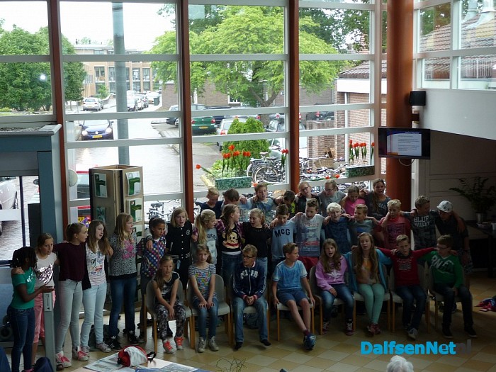 Leerlingen c.b.s. De Spiegel zingen musicalliedjes in Rosengaerde