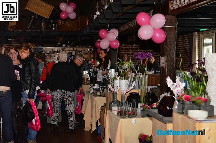 Donatie aan Pink Ribbon door Ladies Only Hoonhorst - Foto: Johan Bokma