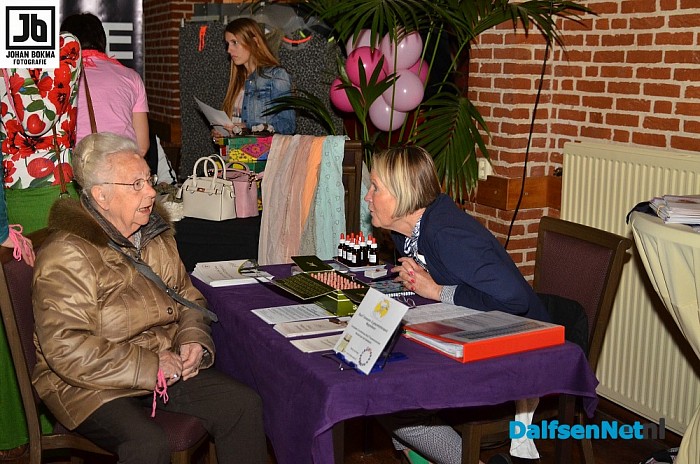 Donatie aan Pink Ribbon door Ladies Only Hoonhorst - Foto: Johan Bokma