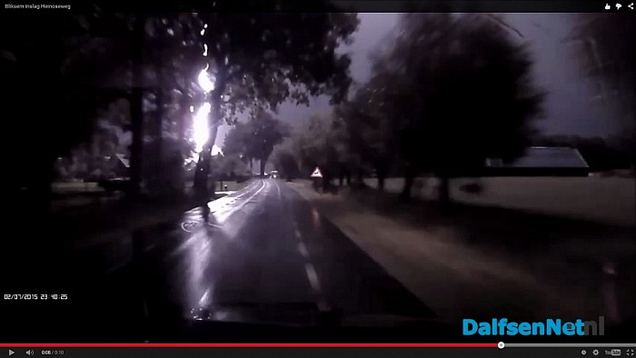 Bliksem inslag vlak voor de auto. - Foto: H.G. Foto