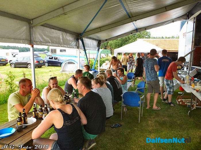 Gezelligheid op de “Normaal camping” aan de Hofmanssteeg. - Foto: H.G. Foto