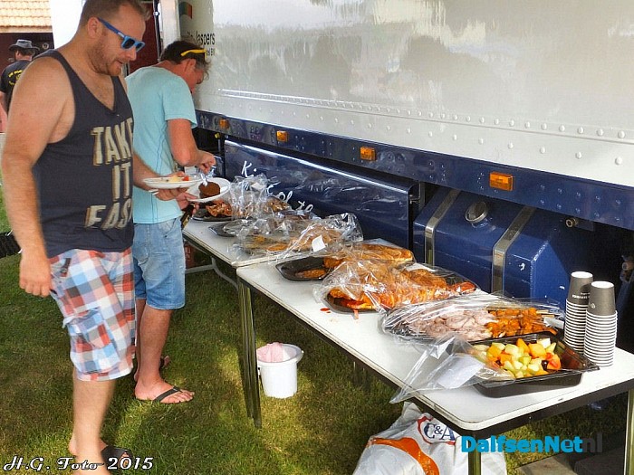 Gezelligheid op de “Normaal camping” aan de Hofmanssteeg. - Foto: H.G. Foto