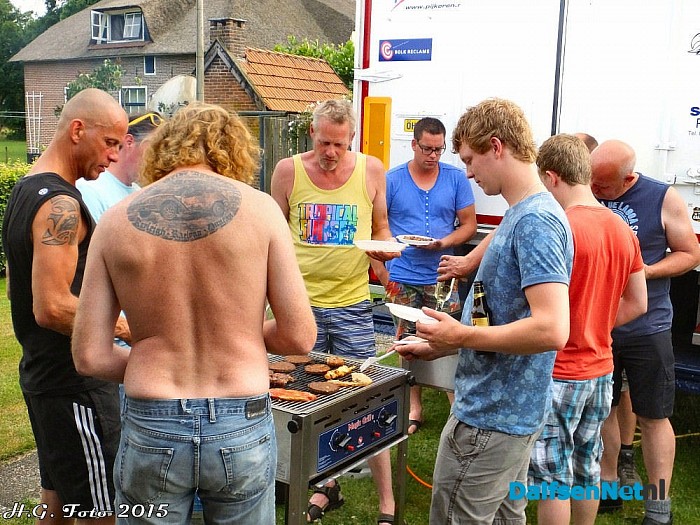 Gezelligheid op de “Normaal camping” aan de Hofmanssteeg. - Foto: H.G. Foto