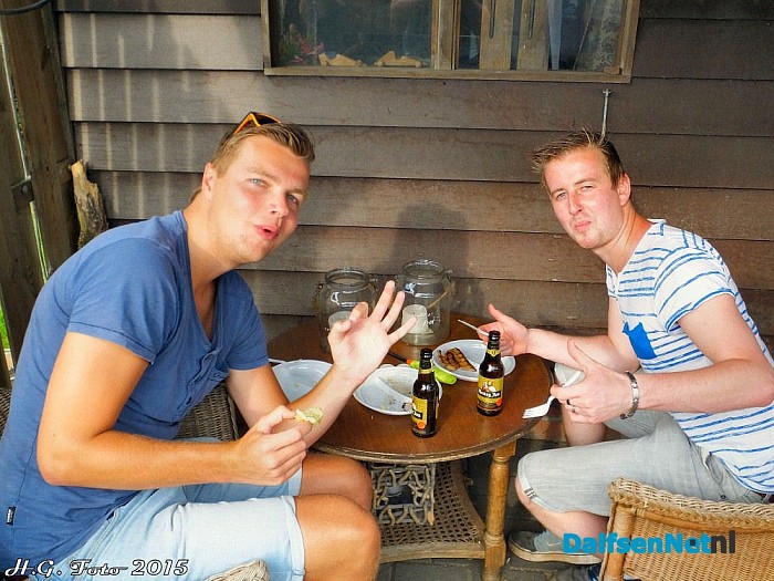 Gezelligheid op de “Normaal camping” aan de Hofmanssteeg. - Foto: H.G. Foto