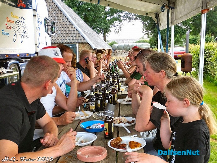 Gezelligheid op de “Normaal camping” aan de Hofmanssteeg. - Foto: H.G. Foto