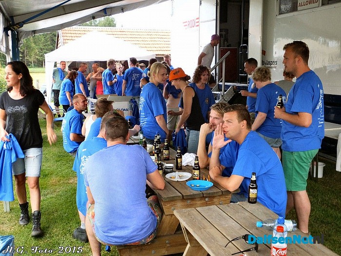 Gezelligheid op de “Normaal camping” aan de Hofmanssteeg. - Foto: H.G. Foto