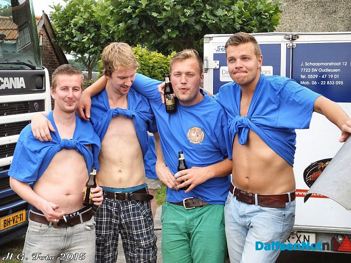 Gezelligheid op de “Normaal camping” aan de Hofmanssteeg. - Foto: H.G. Foto
