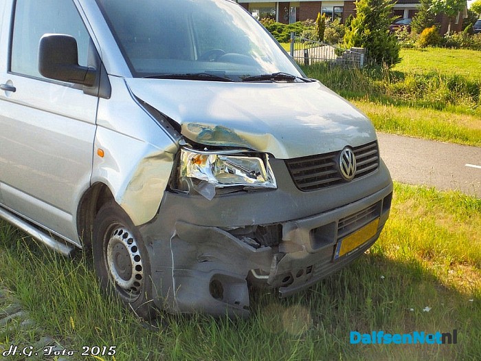 Auto te water na aanrijding aan het Westeinde. - Foto: H.G. Foto