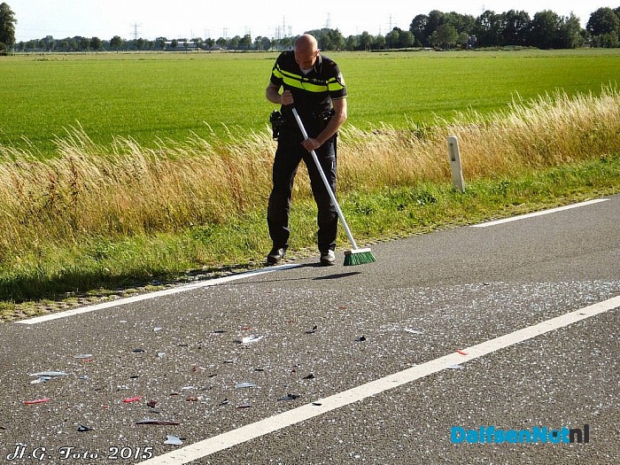 Auto te water na aanrijding aan het Westeinde. - Foto: H.G. Foto