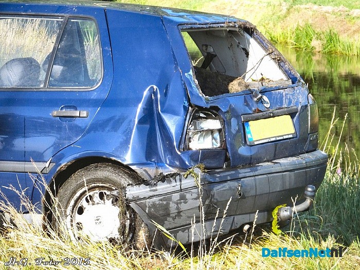 Auto te water na aanrijding aan het Westeinde. - Foto: H.G. Foto