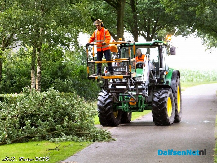 Het opruimen is begonnen. - Foto: H.G. Foto