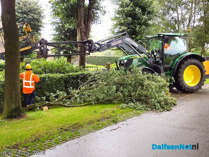 Het opruimen is begonnen. - Foto: H.G. Foto