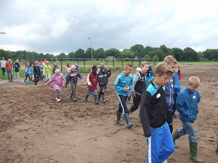 Laatste dag veldonderzoek Gerner door de jeugd - Foto: Wim