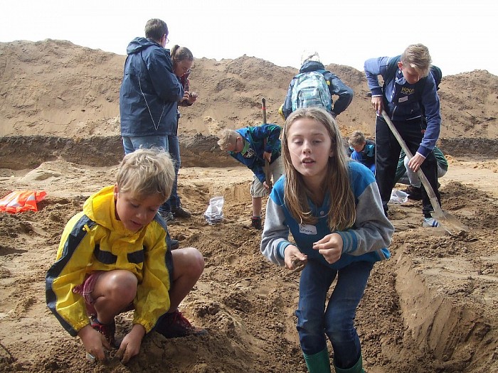 Laatste dag veldonderzoek Gerner door de jeugd - Foto: Wim