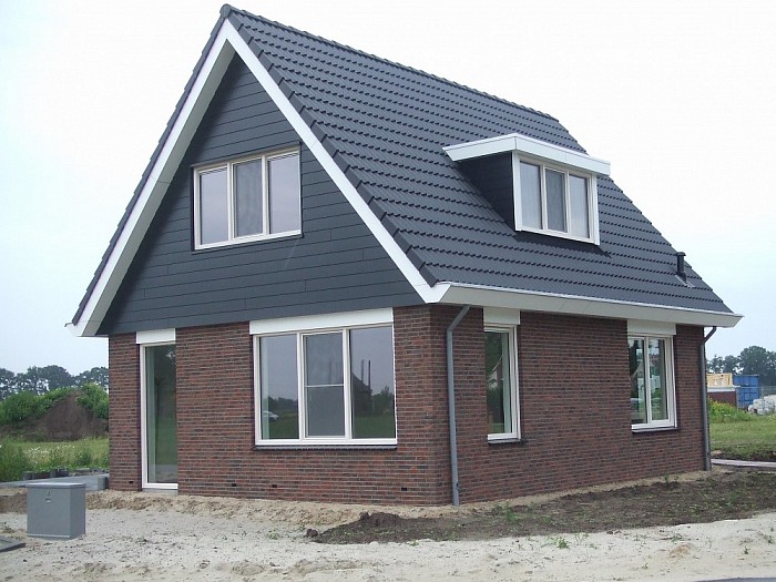 Laag- Zuthem met een grootse nieuwbouwwijk - Foto: Wim