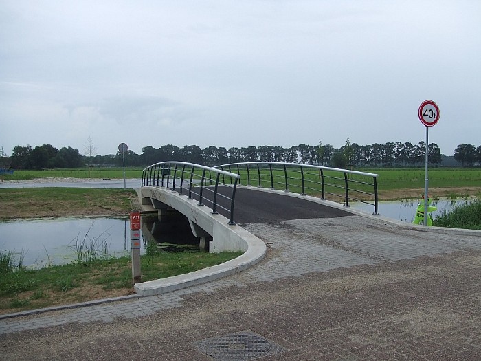 Laag- Zuthem met een grootse nieuwbouwwijk - Foto: Wim