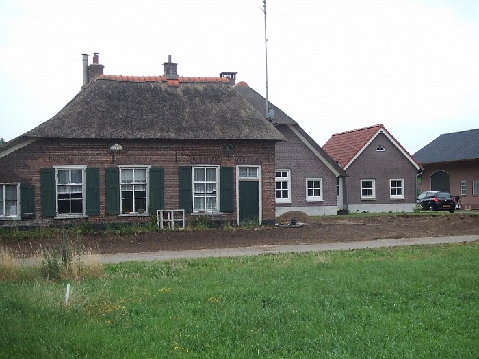 Laag- Zuthem met een grootse nieuwbouwwijk - Foto: Wim