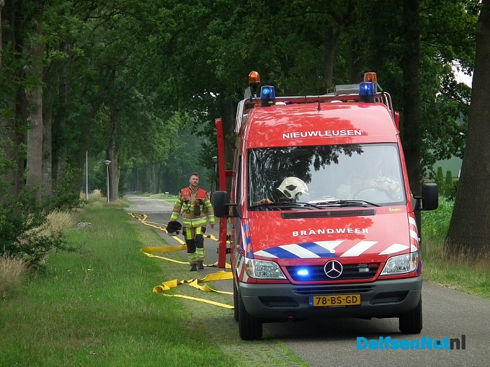 Brand in het dak bij boerderij in Nieuwleusen - Foto: Robert Bril