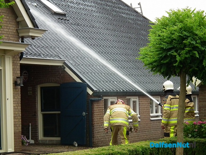 Brand in het dak bij boerderij in Nieuwleusen - Foto: Robert Bril