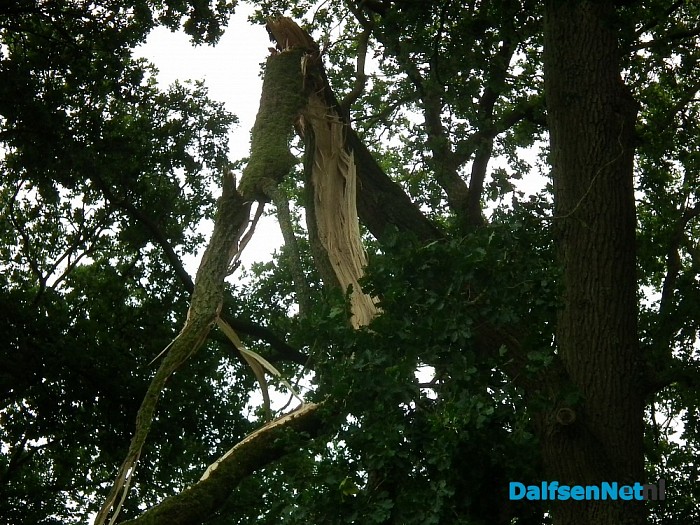 Stormschade zorgt voor gevaarlijke situatie Rechterensedijk - Foto: Robert Bril