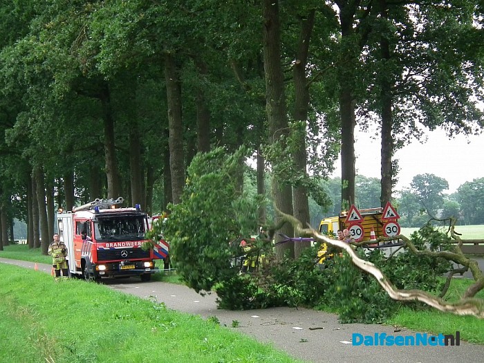 Stormschade zorgt voor gevaarlijke situatie Rechterensedijk - Foto: Robert Bril