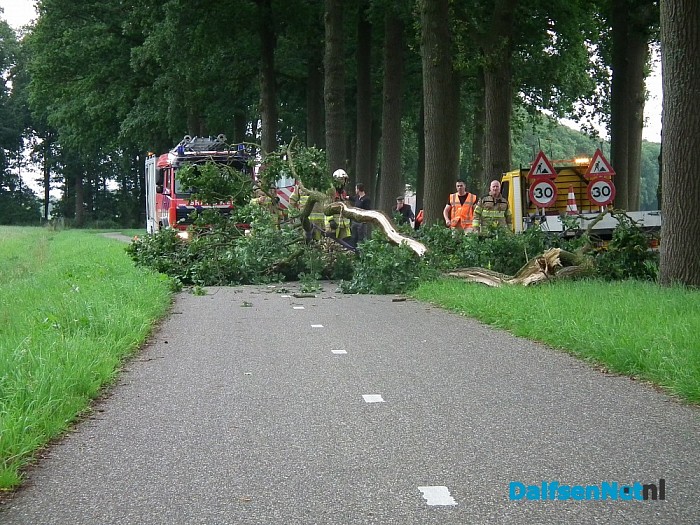 Stormschade zorgt voor gevaarlijke situatie Rechterensedijk - Foto: Robert Bril