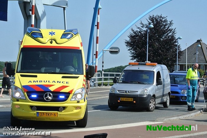 Fietser komt ten val bij de brug - Foto: Niels Jansen