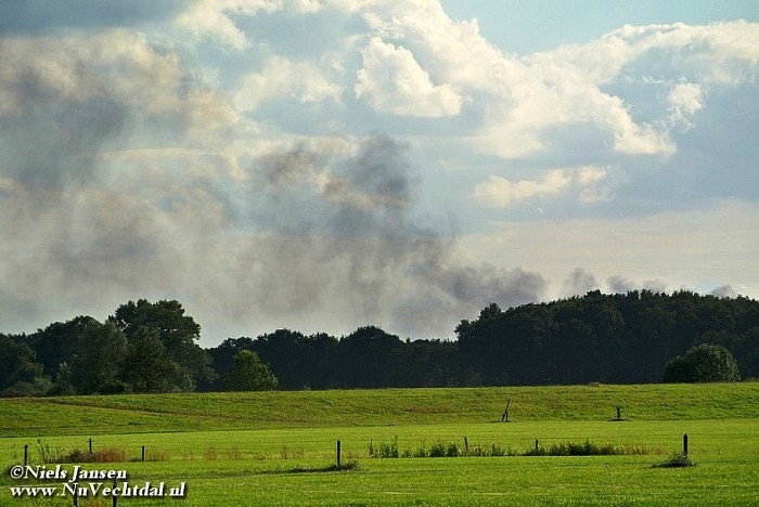 Grote brand Wapenveld, rook zichtbaar in Dalfsen - Foto: Niels Jansen