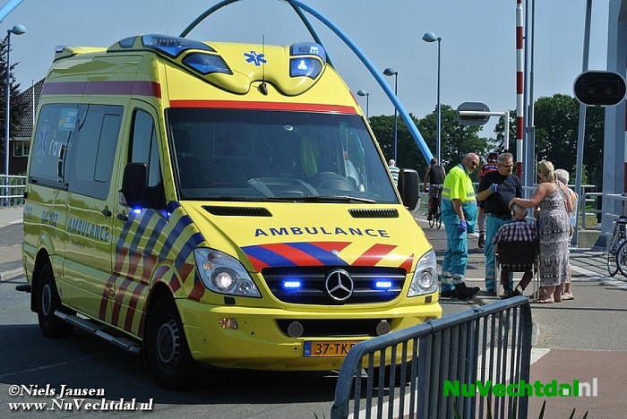 Fietser komt ten val bij de brug - Foto: Niels Jansen